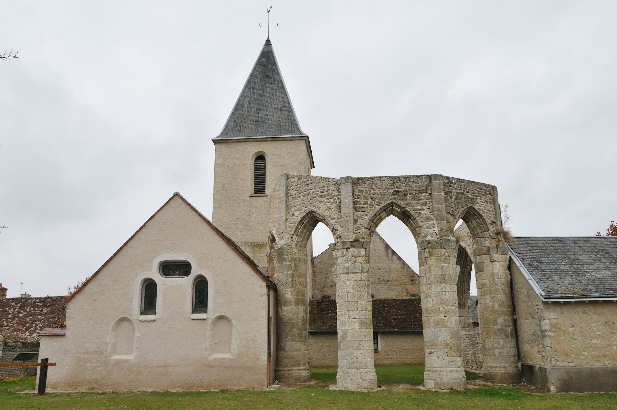 45300 Courcelles_église_Saint-Jacques-le-Majeur_5 WIKI Croquant.jpg